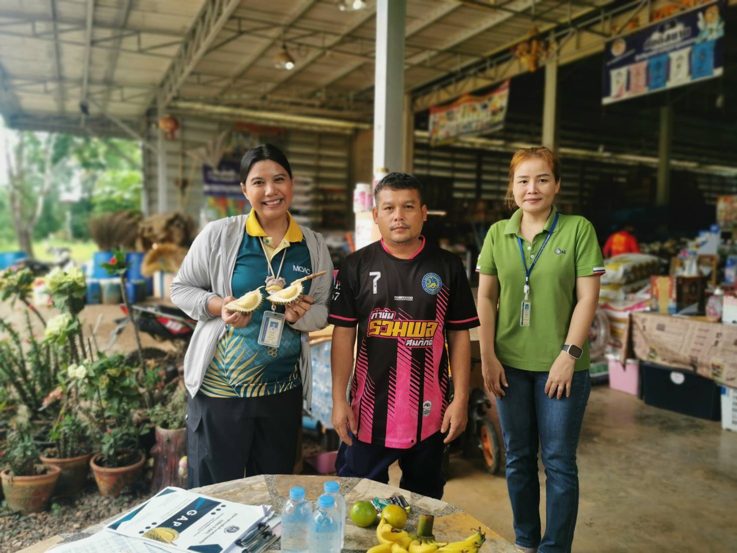 ศูนย์สารสนเทศการเกษตร โดยส่วนสารสนเทศการผลิตพืชสวน ลงพื้นที่ปฏิบัติราชการเพื่อสำรวจทุเรียนที่ได้รับการรับรองมาตรฐานสินค้าเกษตรปลอดภัย (GAP) ปี 2567