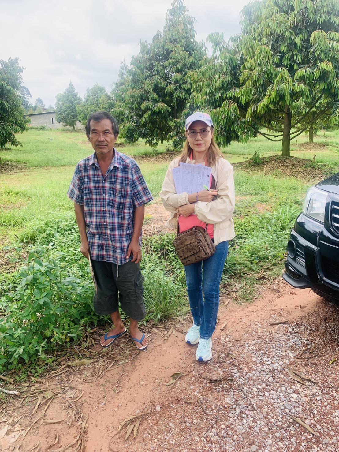 ศูนย์สารสนเทศการเกษตร โดยส่วนสารสนเทศการผลิตพืชสวน ลงพื้นที่ปฏิบัติราชการเพื่อสำรวจทุเรียนที่ได้รับการรับรองมาตรฐานสินค้าเกษตรปลอดภัย (GAP) ปี 2567 โดยสัมภาษณ์เกษตรกรผู้ปลูกในแหล่งผลิต จังหวัดจันทบุรี