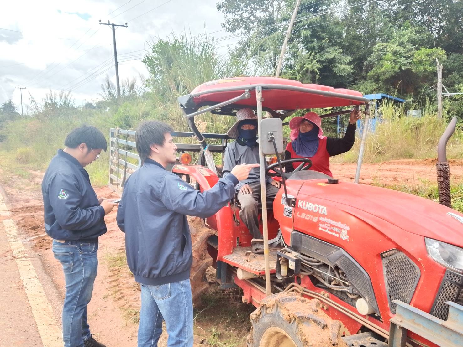ดร.กฤช เอี่ยมฐานนท์ ผู้อำนวยการศูนย์สารสนเทศการเกษตร มอบหมายให้ส่วนภูมิสารสนเทศการเกษตร ลงพื้นที่ตรวจสอบและจัดเก็บค่าพิกัดเนื้อที่เพาะปลูกสับปะรด ปี 2568 ในพื้นที่จังหวัดพิษณุโลก และจังหวัดเลย