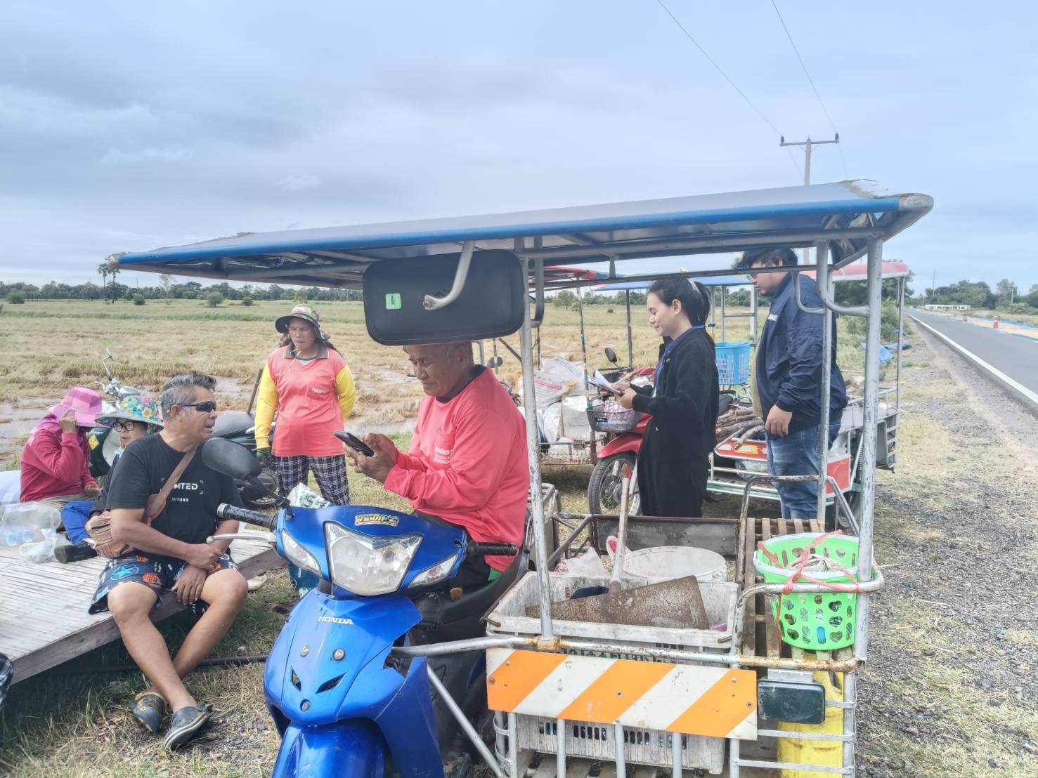 ดร.กฤช เอี่ยมฐานนท์ ผู้อำนวยการศูนย์สารสนเทศการเกษตร มอบหมายให้ส่วนพยากรณ์ข้อมูลการเกษตร ลงพื้นที่สำรวจภาวะการผลิตข้าวนาปรัง ข้าวโพดเลี้ยงสัตว์ รุ่น 1 ถั่วเหลือง มันสำปะหลังโรงงาน ปีเพาะปลูก 2568/69 และสับปะรดปัตตาเวีย ปี 2568