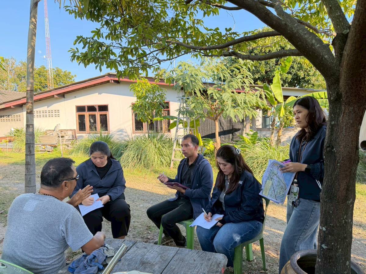 ดร. กฤช เอี่ยมฐานนท์ ผู้อำนวยการศูนย์สารสนเทศการเกษตร สำนักงานเศรษฐกิจการเกษตร มอบหมายให้ ดร. จตุพร นนทศิริ ผู้อำนวยการส่วนภูมิสารสนเทศการเกษตร เจ้าหน้าที่ส่วนภูมิสารสนเทศการเกษตร และเจ้าหน้าที่สำนักงานคณะกรรมการนโยบายที่ดินแห่งชาติ ร่วมกันตรวจสอบพื้นที่ ณ จังหวัดประจวบคีรีขันธ์ จำนวน 2 บริเวณ 31 แปลง 6 ระวาง