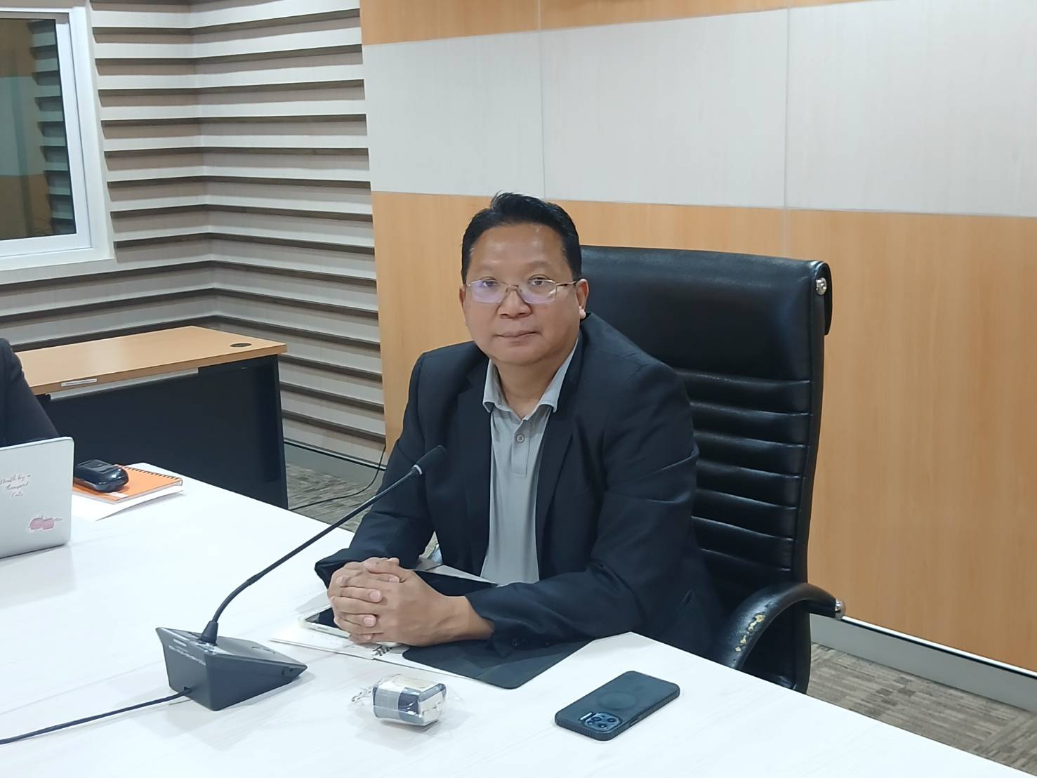 นายกฤช เอี่ยมฐานนท์ ผู้อำนวยการศูนย์สารสนเทศการเกษตร เป็นประธานในการประชุม เพื่อรับฟังการชี้แจงการกรอกข้อมูลตัวชี้วัดรายบุคคลในการประเมินผลการปฏิบัติราชการผ่านระบบสารสนเทศทรัพยากรบุคคล DPIS6