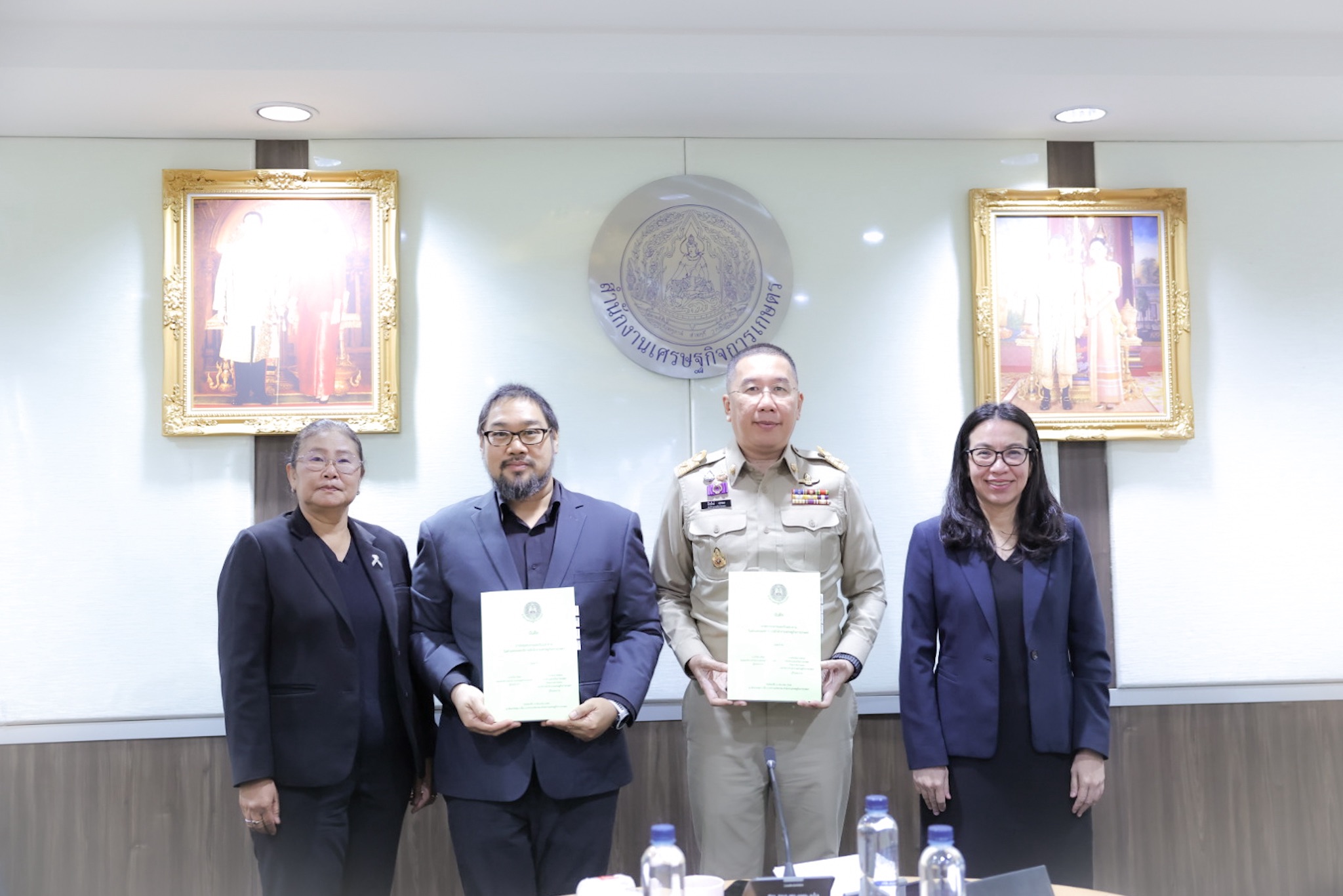 สศก. จัดพิธีส่งมอบงานและรับมอบงานในตำแหน่งเลขาธิการสำนักงานเศรษฐกิจการเกษตร